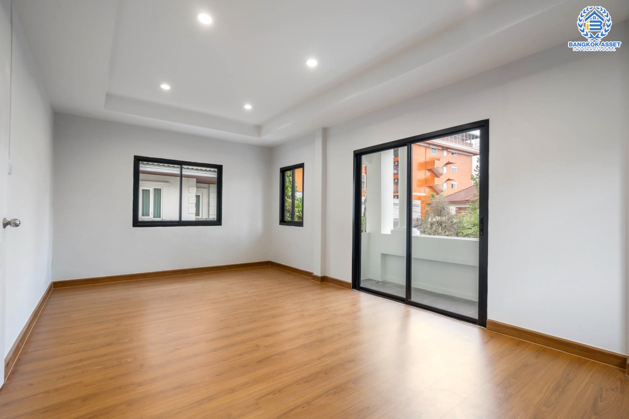 บ้านมือสองตกแต่งใหม่ ม.มณียา3 รัตนาธิเบศร์-ท่าอิฐ แบรนด์ Property Perfect หลังใหญ่ เนื้อที่  63 ตร.ว. ฟังก์ชั่นครบ! 4 ห้องนอน (มีห้องนอนชั้นล่าง) 2 ห้องน้ำ 2 ที่จอดรถ บนทำเลที่ดีที่สุด! เชื่อมต่อถ.รัตนาธิเบศร์ และถ.ราชพฤกษ์ ใจกลาง 2 เซ็นทรัลฯ ใกล้ MRT "สถานีบางรักน้อยท่าอิฐ"...